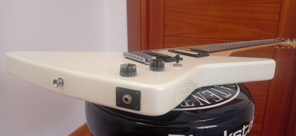 Guitarra eléctrica Epiphone Explorer Small Body Corea 93 de segunda mano · Foto 7 de 10 · Cuenca · 700 €