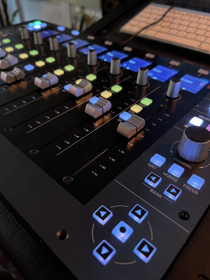 Control faders SSL UF8