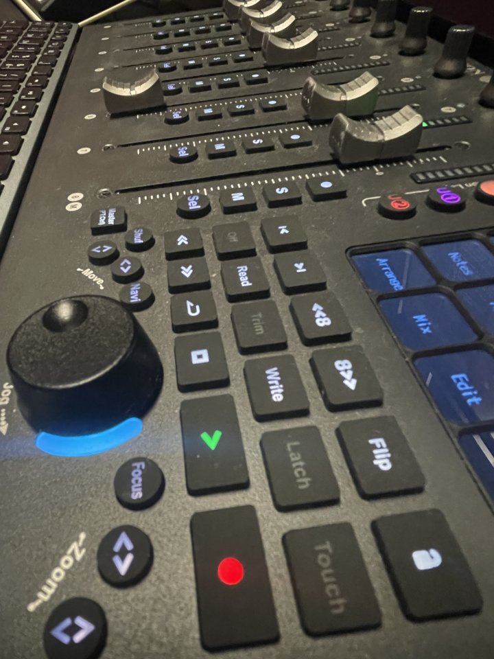 ICON P1-M con pantalla D-4T – Fader motorizado profesional (nivel Avid / SSL)