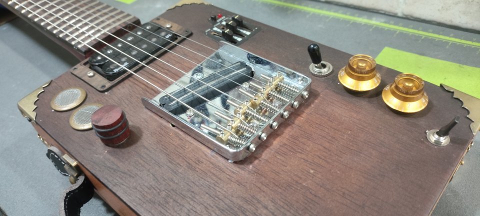 Cigar box 6 cuerdas hecho completamente a mano (también cambio)