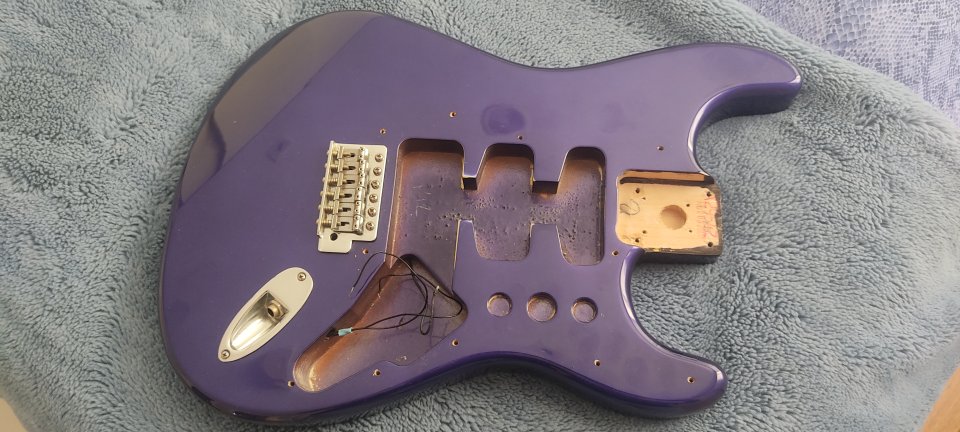 Cuerpo Fender Stratocaster Standar MIM año 2000, con puente tremolo Fender