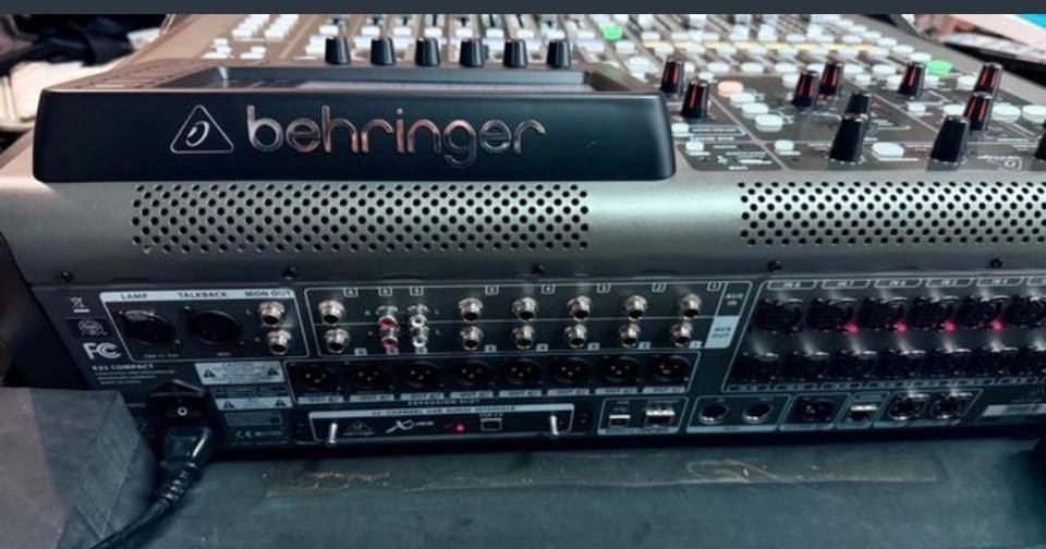 Mesa digital X-32 compact de Bheringer + fligt case de segunda mano · Foto 1 de 7 · Barcelona · 1300 €