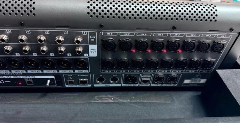 Mesa digital X-32 compact de Bheringer + fligt case de segunda mano · Foto 2 de 7 · Barcelona · 1300 €