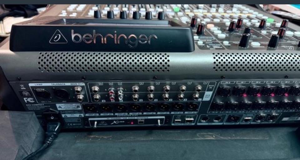Mesa digital X-32 compact de Bheringer + fligt case de segunda mano · Foto 3 de 7 · Barcelona · 1300 €