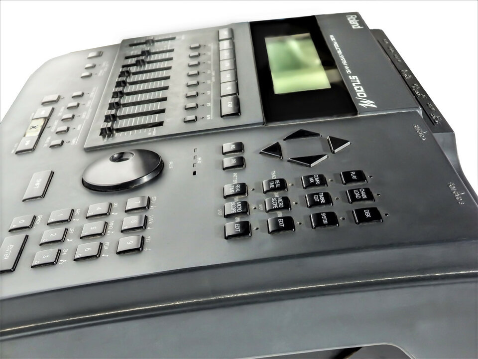 Modulo de Sonidos ROLAND + Sistema de Producción Musical MV-30. STUDIO M. de segunda mano · Foto 4 de 10 · Zaragoza · 355 €