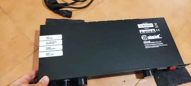 Adam Hall PCL 10 - Condicionador de Corriente