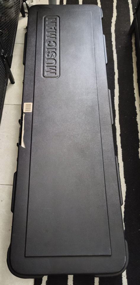 Estuche rígido para bajo Sterling USA. Music Man