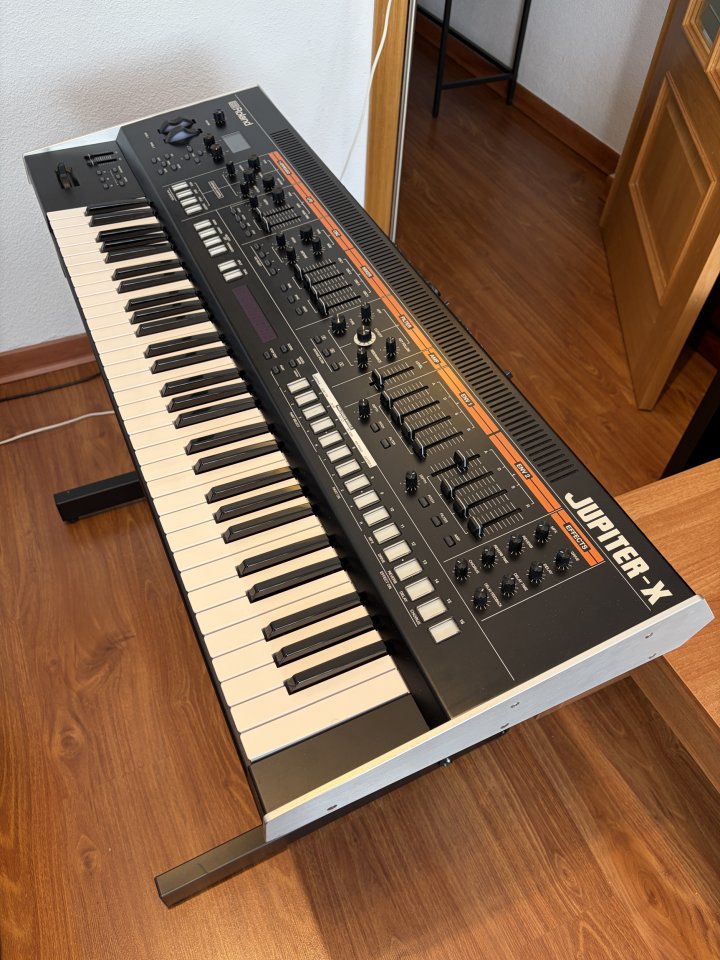 Roland Jupiter X + soporte Roland KS11Z de segunda mano · Foto 1 de 9 · Madrid · 1800 €