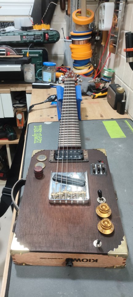 Cigar box 6 cuerdas hecho completamente a mano (también cambio)