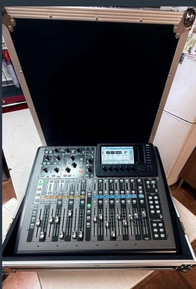 Mesa digital X-32 compact de Bheringer + fligt case de segunda mano · Foto 7 de 7 · Barcelona · 1300 €