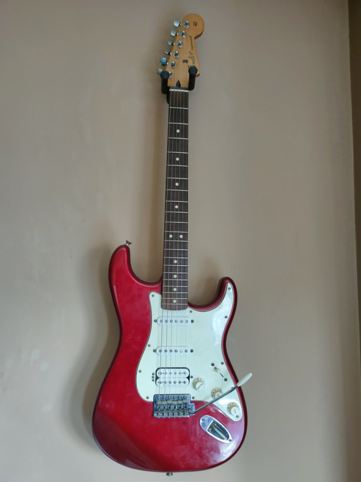 Fender Stratocaster HSS Made in Mexico (2011) Roja + Estuche Rígido de segunda mano · Foto 1 de 7 · Madrid · 690 €