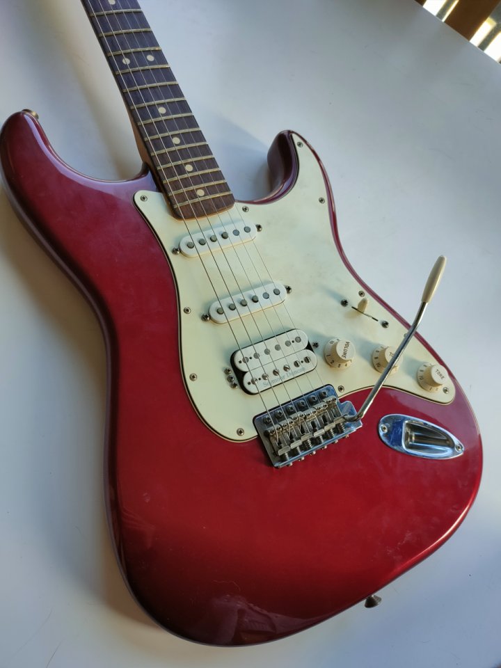 Fender Stratocaster HSS Made in Mexico (2011) Roja + Estuche Rígido de segunda mano · Foto 2 de 7 · Madrid · 690 €