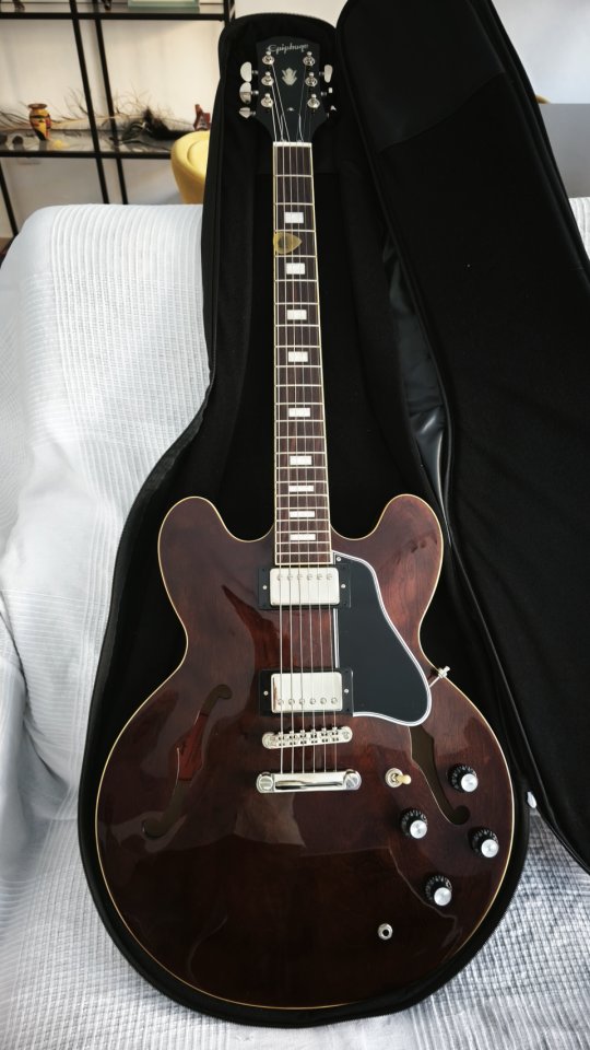 Epiphone es 335 IBG exclusive dark walnut de segunda mano · Foto 1 de 3 · Sevilla · 700 €