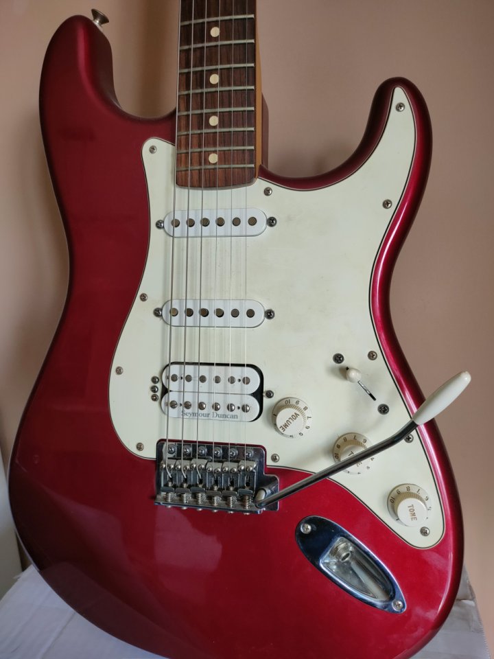 Fender Stratocaster HSS Made in Mexico (2011) Roja + Estuche Rígido de segunda mano · Foto 3 de 7 · Madrid · 690 €