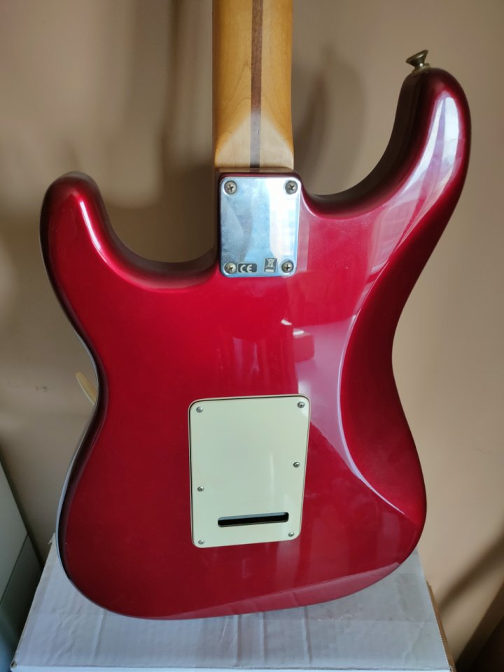 Fender Stratocaster HSS Made in Mexico (2011) Roja + Estuche Rígido de segunda mano · Foto 4 de 7 · Madrid · 690 €