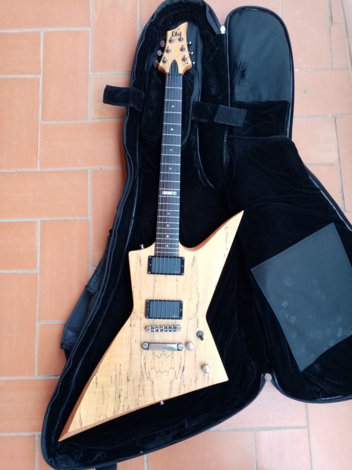 LTD FX-400 Splated Maple con EMG 80/61 (Korea 2008) de segunda mano · Foto 1 de 9 · Barcelona · 400 €