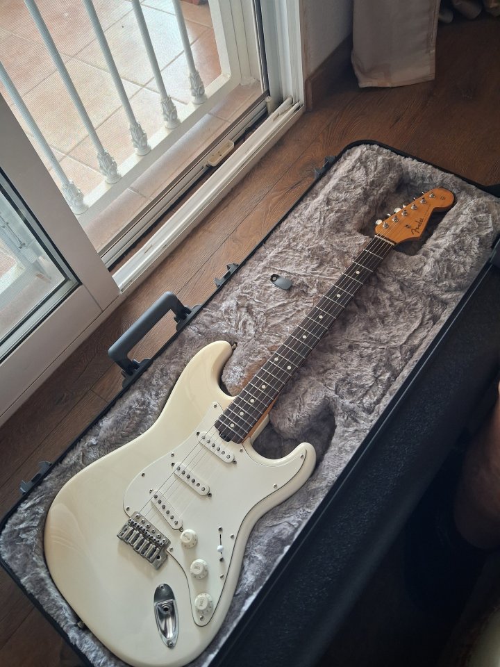 Fender stratocaster japonesa . de segunda mano · Foto 1 de 10 · Alicante · 1000 €