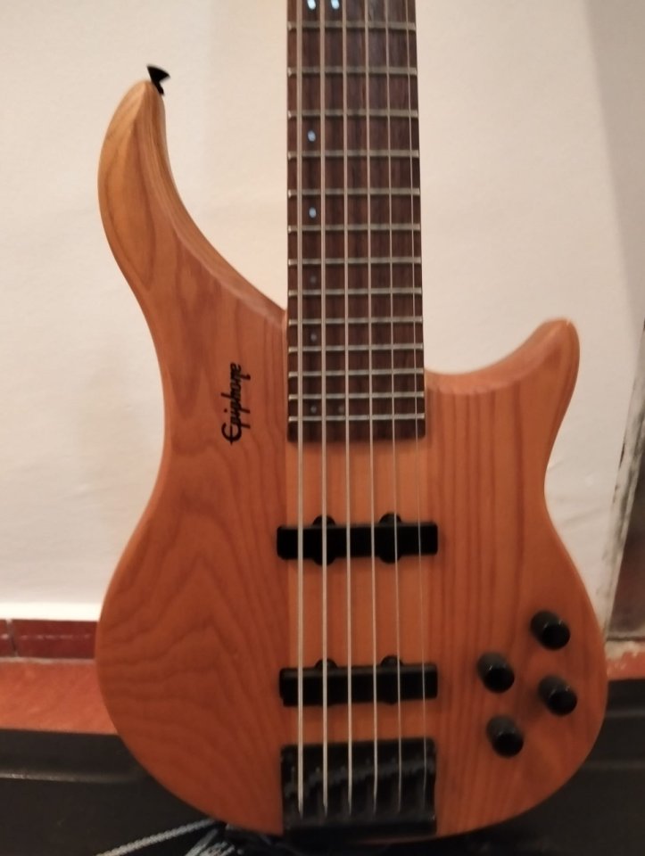 Bajo Epiphone Expert 6 cuerdas. de segunda mano · Foto 2 de 8 · Asturias · 700 €