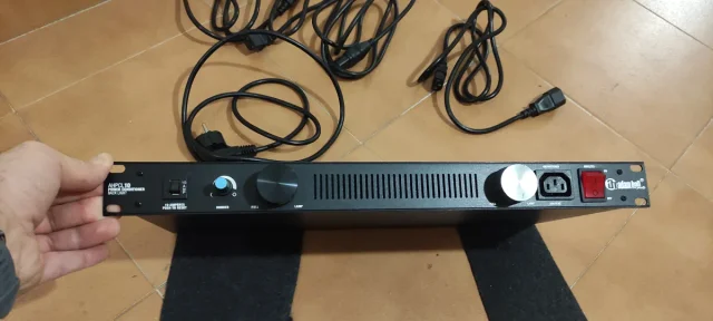 Adam Hall PCL 10 - Condicionador de Corriente