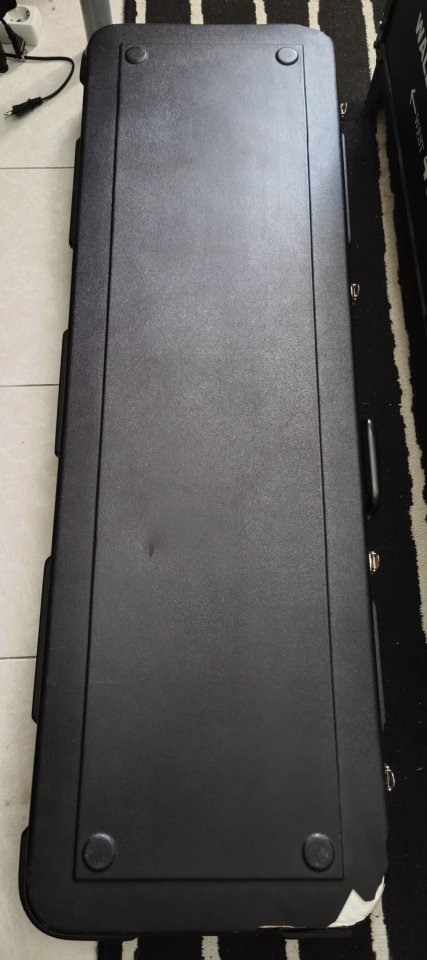 Estuche rígido para bajo Sterling USA. Music Man