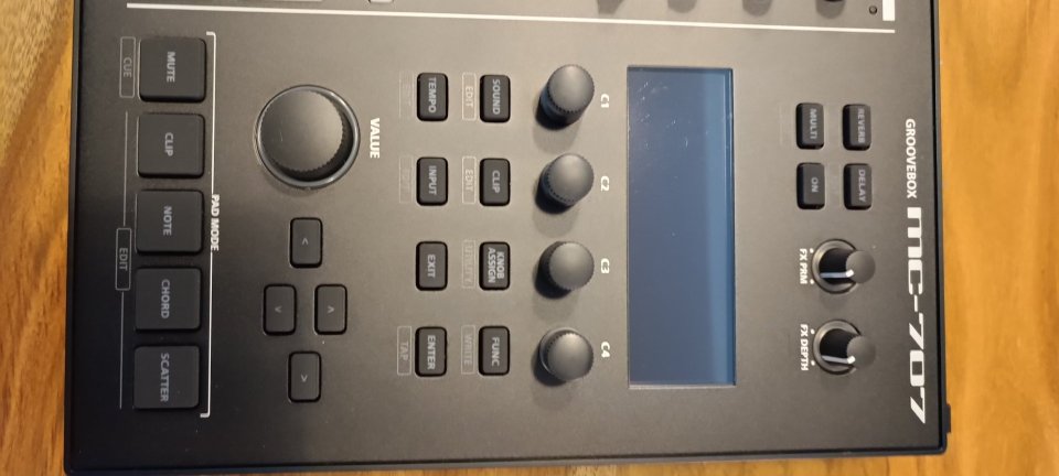 Roland MC-707 de segunda mano · Foto 4 de 7 · Barcelona · 700 €