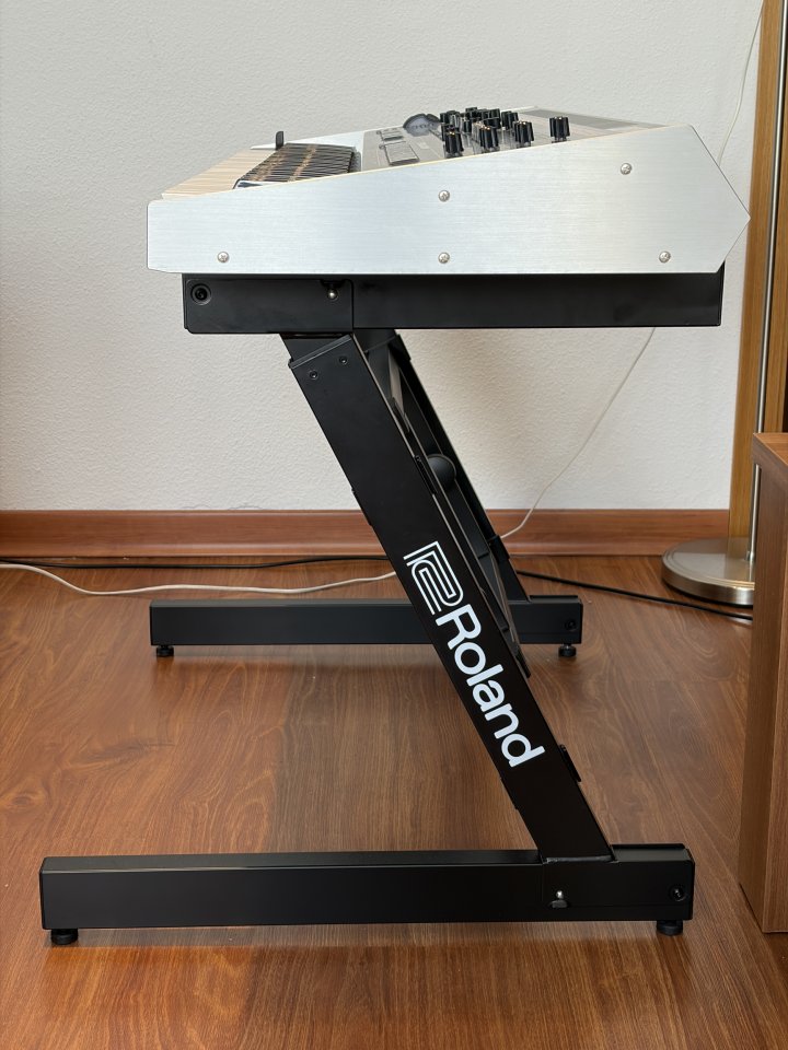 Roland Jupiter X + soporte Roland KS11Z de segunda mano · Foto 2 de 9 · Madrid · 1800 €