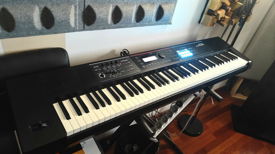 Sintetizador Roland JUNO-DS 88 + Soporte RTX + cables