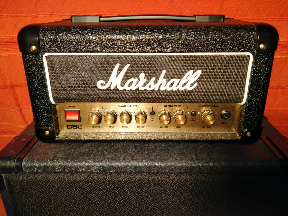 Cabezal Marshall DSL1HR como nuevo con varios extras interesantes.