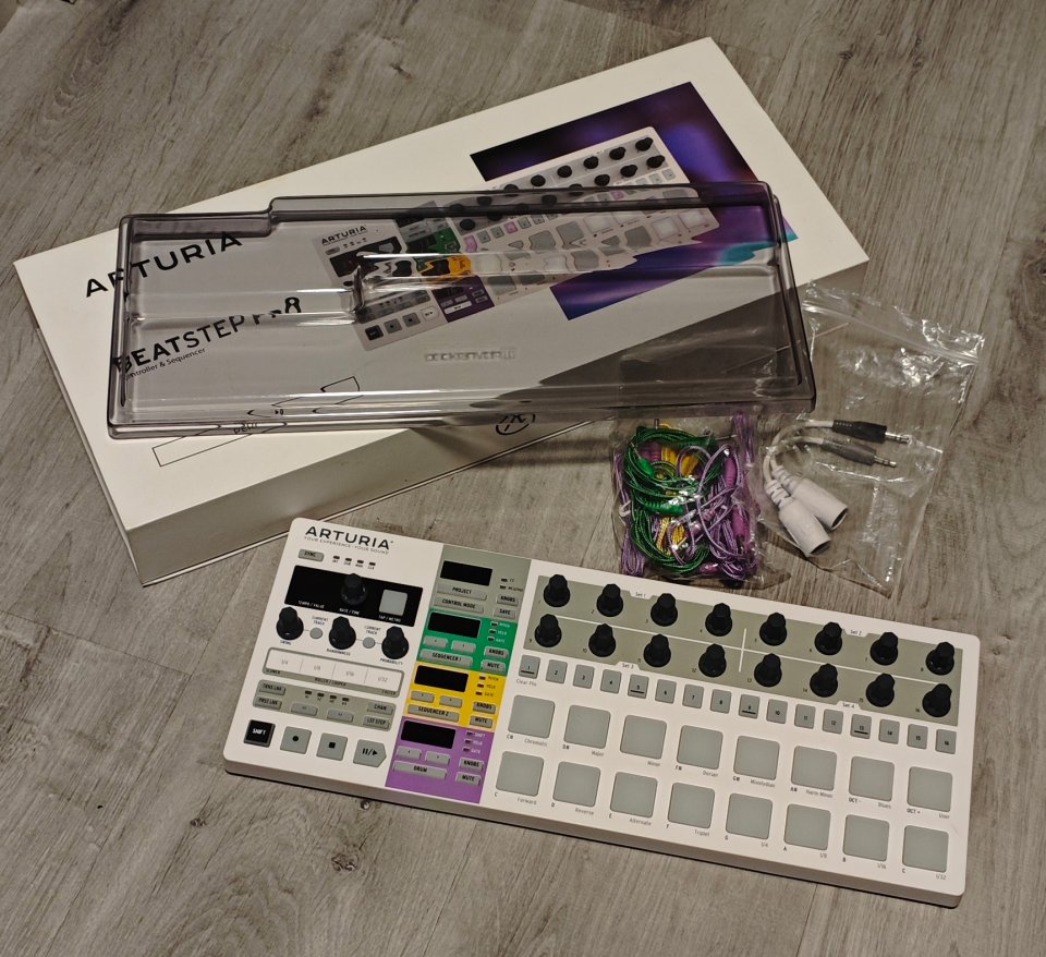 Arturia Beatstep Pro + Decksaver y cables patch