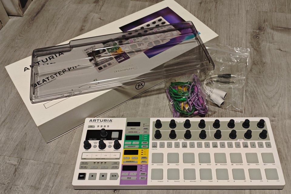 Arturia Beatstep Pro + Decksaver y cables patch