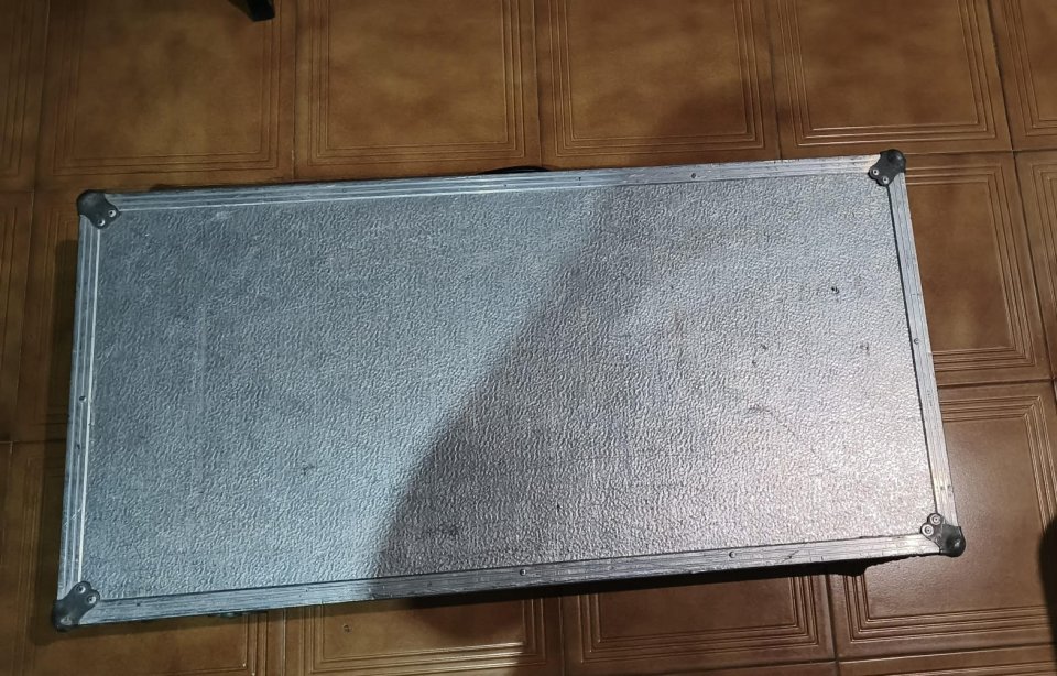 Flight Case Rígido de Aluminio para Pedalera (83 x 40 x 10 cm) de segunda mano · Foto 1 de 4 · Valencia · 60 €