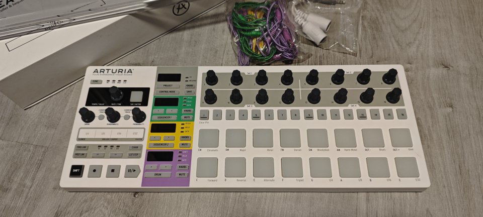 Arturia Beatstep Pro + Decksaver y cables patch