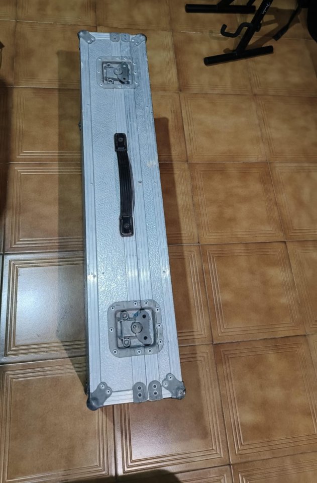 Flight Case Rígido de Aluminio para Pedalera (83 x 40 x 10 cm) de segunda mano · Foto 2 de 4 · Valencia · 60 €