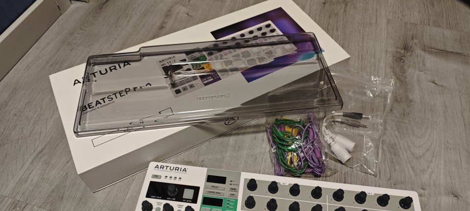 Arturia Beatstep Pro + Decksaver y cables patch
