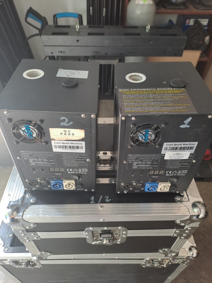 Máquinas De Fuego Frio Sparkular + Flightcase de segunda mano · Foto 3 de 6 · Sevilla · 500 €