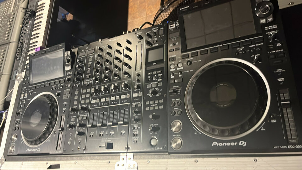CDJ3000 + DJM-A9 + 3 x UDG FLIGHTCASE