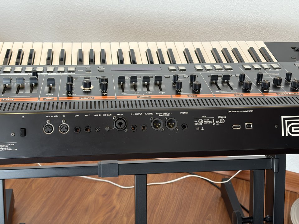 Roland Jupiter X + soporte Roland KS11Z de segunda mano · Foto 3 de 9 · Madrid · 1800 €