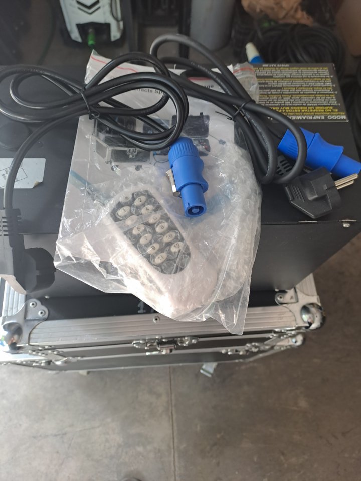 Máquinas De Fuego Frio Sparkular + Flightcase de segunda mano · Foto 6 de 6 · Sevilla · 500 €