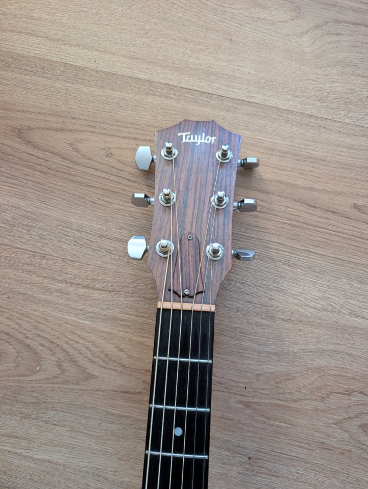 Guitarra acústica Taylor 210 Usa de segunda mano · Foto 4 de 8 · A Coruña · 700 €
