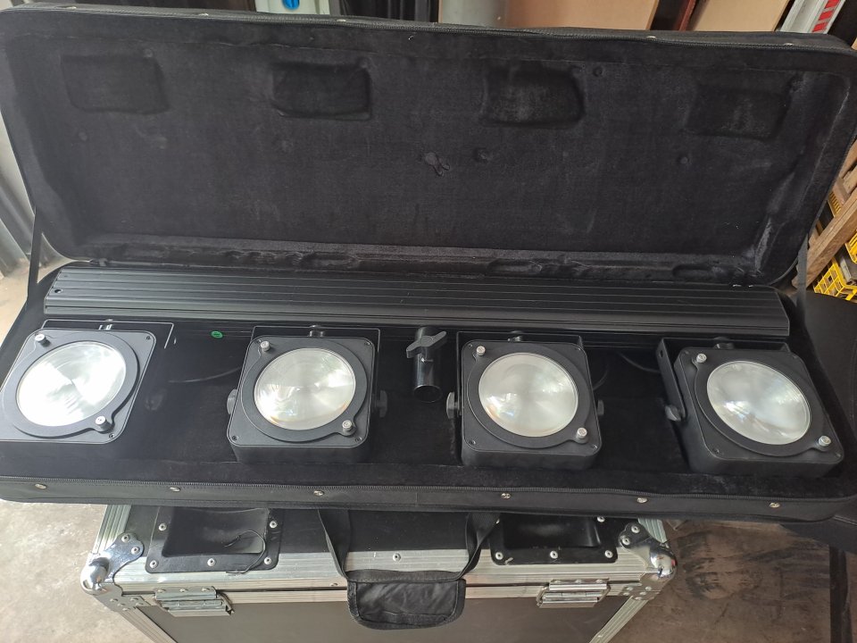 Barra Focos Led JB Systems COB 4 + Funda Acolchada de segunda mano · Foto 1 de 6 · Sevilla · 240 €