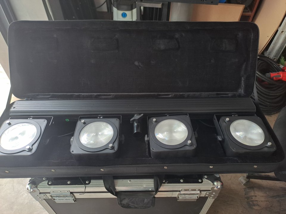 Barra Focos Led JB Systems COB 4 + Funda Acolchada de segunda mano · Foto 6 de 6 · Sevilla · 240 €