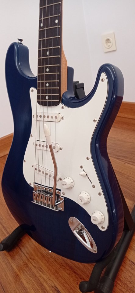 Guitarra eléctrica Academy Stratocaster de segunda mano · Foto 1 de 7 · Cuenca · 90 €