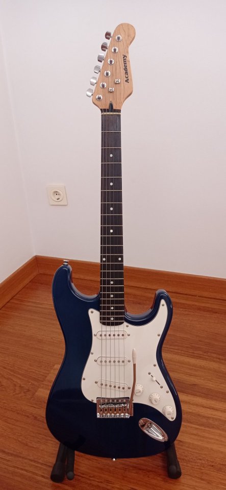 Guitarra eléctrica Academy Stratocaster de segunda mano · Foto 2 de 7 · Cuenca · 90 €