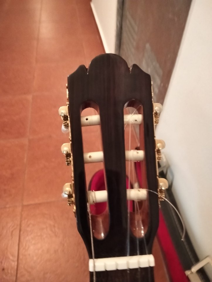 Guitarra Clásica Cutaway Amplificada de segunda mano · Foto 5 de 10 · Asturias · 350 €