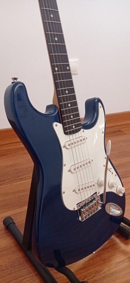 Guitarra eléctrica Academy Stratocaster de segunda mano · Foto 3 de 7 · Cuenca · 90 €