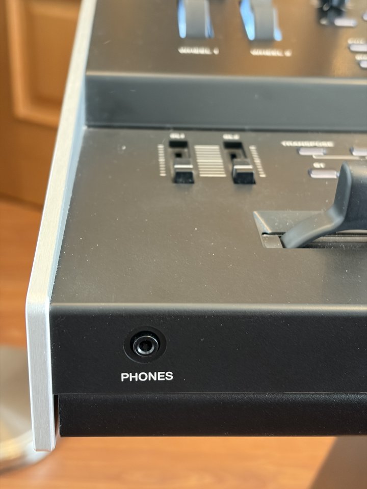 Roland Jupiter X + soporte Roland KS11Z de segunda mano · Foto 4 de 9 · Madrid · 1800 €