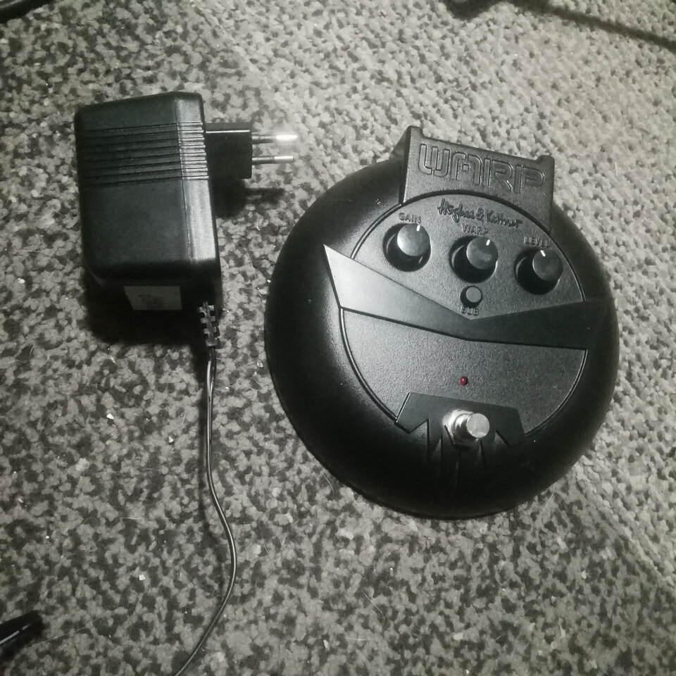 pedal distorsión Hughes & Kettner Warp Factor incl. alimentador corriente.