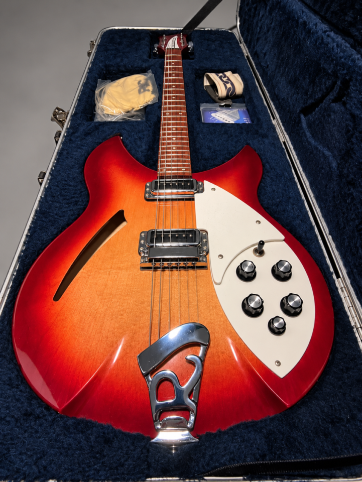 Rickenbacker 330 Fireglo 1999 USA 1999 - Fireglo. Caja original Dura de segunda mano · Foto 1 de 6 · Madrid · 2400 €