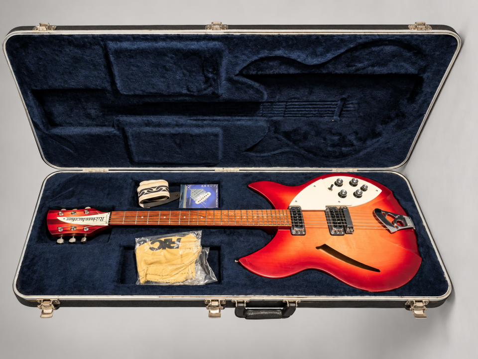 Rickenbacker 330 Fireglo 1999 USA 1999 - Fireglo. Caja original Dura de segunda mano · Foto 2 de 6 · Madrid · 2400 €