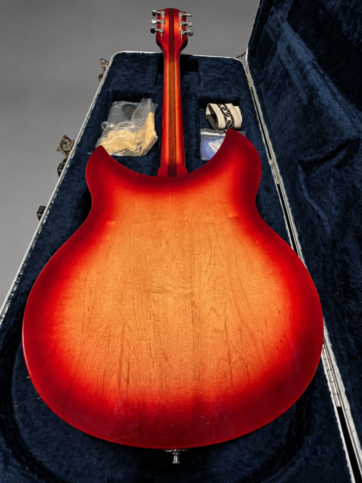 Rickenbacker 330 Fireglo 1999 USA 1999 - Fireglo. Caja original Dura de segunda mano · Foto 4 de 6 · Madrid · 2400 €
